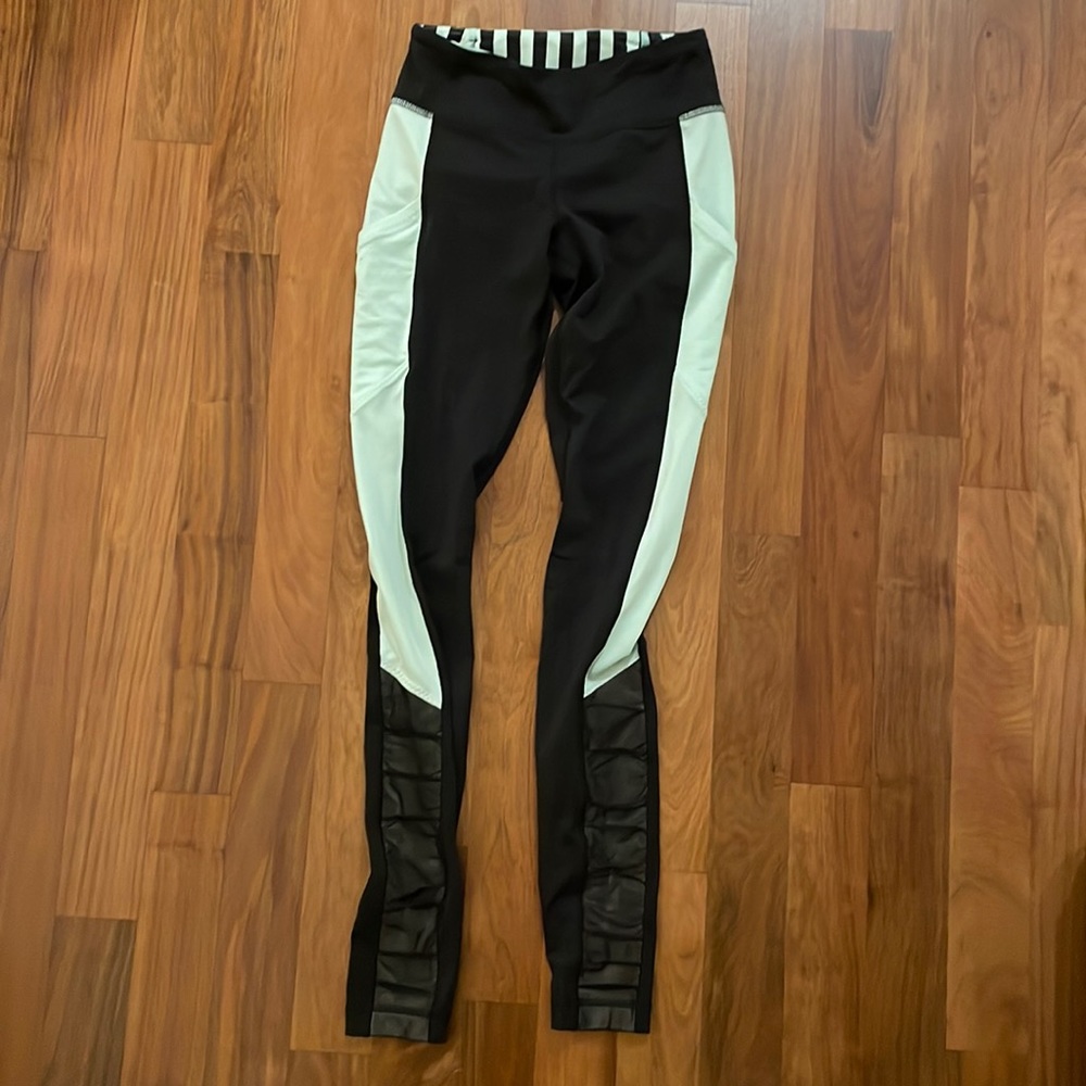 Lululemon leggings with mint green details and rouched leg.